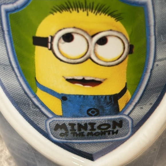 Universal Studios Despicable Me Minion Of The Month Might 16 oz - Picture 6 of 6